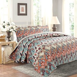 Full Size quilt with pillow shams